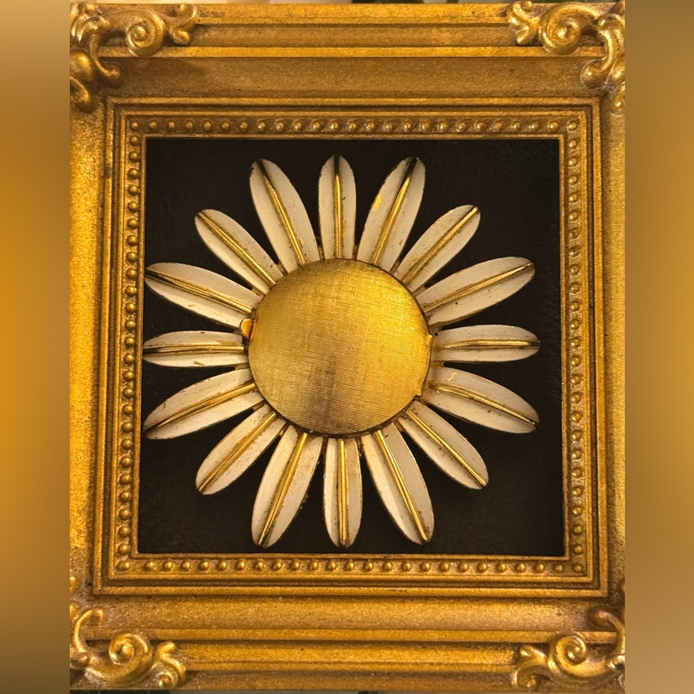 Vintage Daisy Brooch - Picture 14 of 14